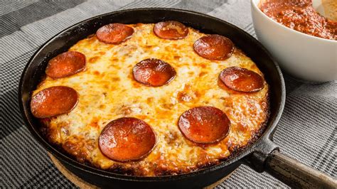 how-to-make-pizza-in-a-cast-iron-skillet image