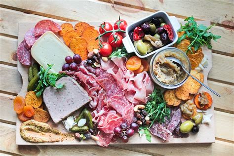 25-charcuterie-spreads-youll-drool-over-luvthat image