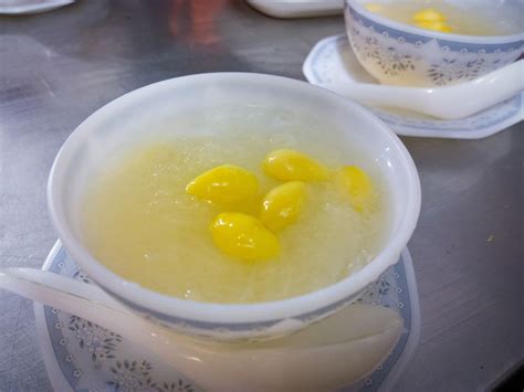 chinese-swallows-nest-soup-with-rock-sugar image