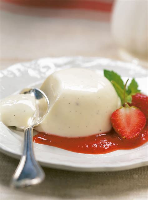 panna-cotta-with-strawberry-coulis-ricardo image