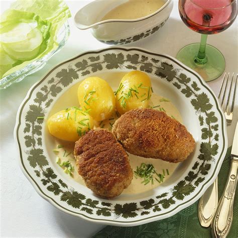 meatballs-and-potatoes-with-creamy-sauce-eat image