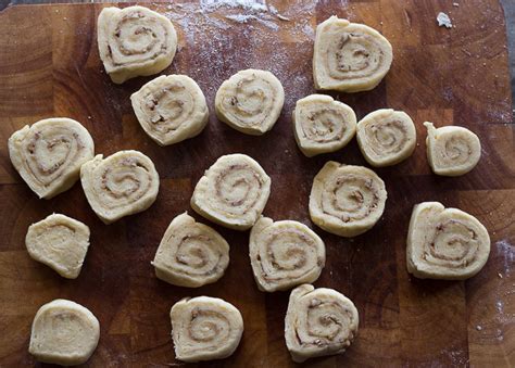 caramel-pecan-pull-apart-rolls-gday-souffl image