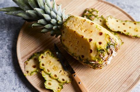 how-to-barbecue-a-whole-pineapple-bbq image