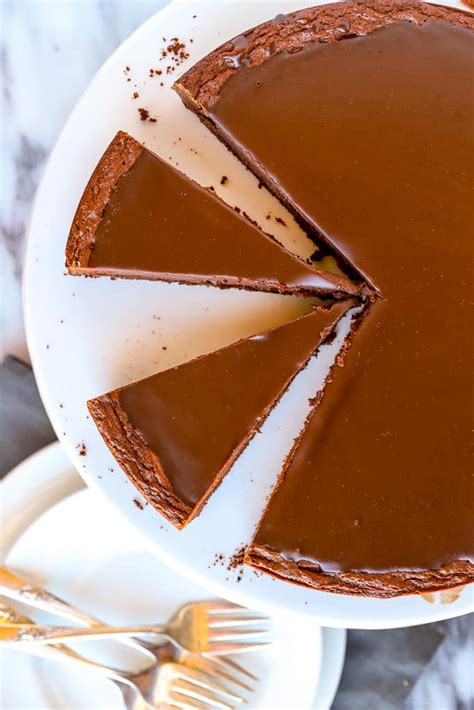 flourless-chocolate-cake-with-chocolate-ganache-a image