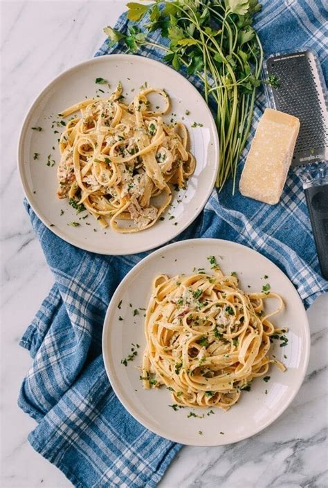 chicken-fettuccine-alfredo-with-roasted-garlic-the image