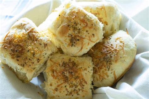 30-minute-garlic-parmesan-pull-apart-rolls-the-salty image