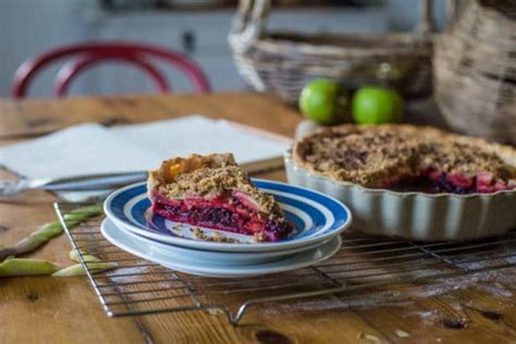 blackberry-and-apple-crumble-pie-the-hedgecombers image