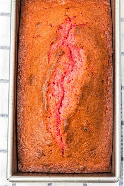 super-moist-strawberry-banana-bread-margin-making image