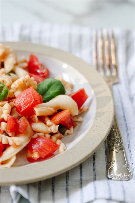pasta-salad-with-summer-tomatoes-modern-glam image