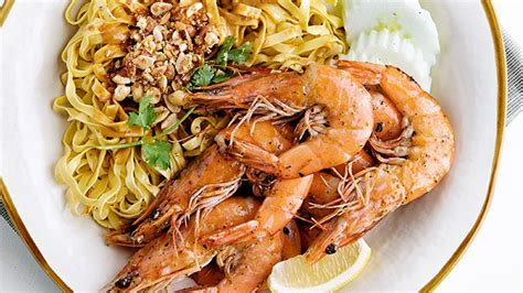peppered-shrimp-with-noodles-recipe-yummyph image