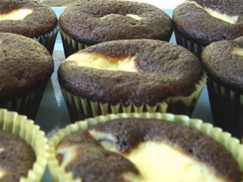 low-fat-chocolate-cream-cheese-cupcakes-sparkrecipes image