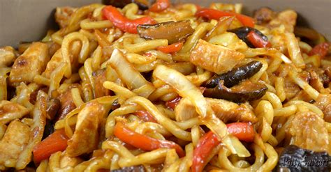 patty-saveurs-udon-noodles-chicken-and-veggies-stir image