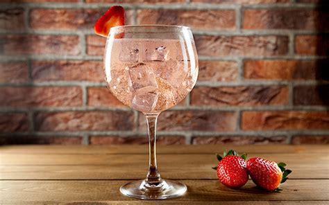 5-of-the-best-gin-and-strawberry-cocktails-craft-gin-club image