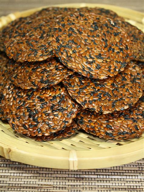 almost-raw-vegan-japanese-black-sesame-flax-crackers image