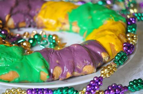 how-to-make-king-cake-recipe-with-crescent-rolls-easy image
