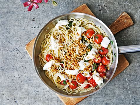 pasta-with-burst-cherry-tomatoes-and-mozzarella image