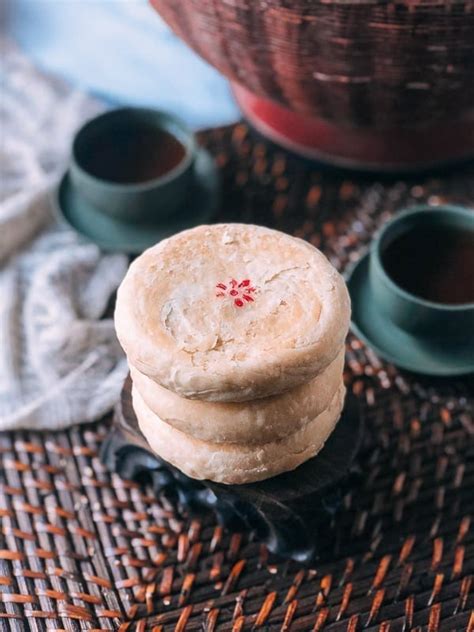 red-bean-mooncakes-苏式月饼-the-woks-of-life image