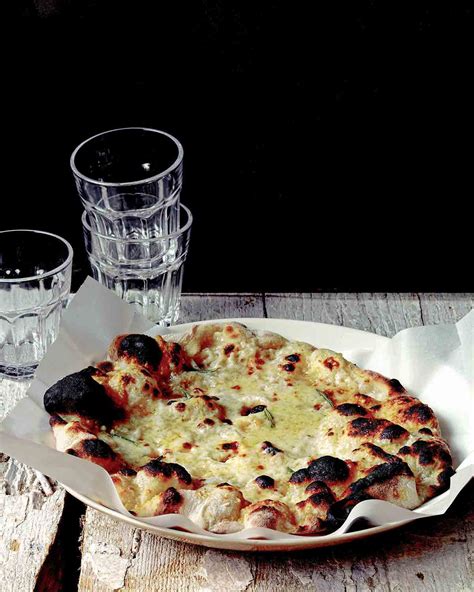 jim-laheys-white-pizza-leites-culinaria image