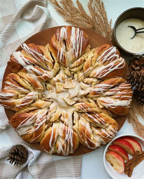 cinnamon-apple-star-bread-with-maple-icing-that image