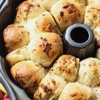 cheese-stuffed-garlic-pull-apart-bread-homemade image