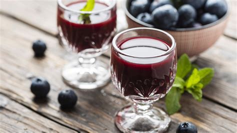 drinks-cocktails-with-blueberry-liqueur-absolut image