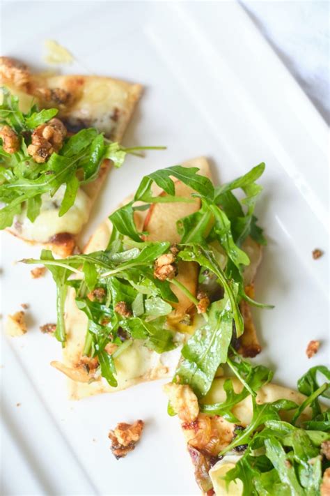 delicious-25-minute-apple-brie-pizza-with-caramelized image