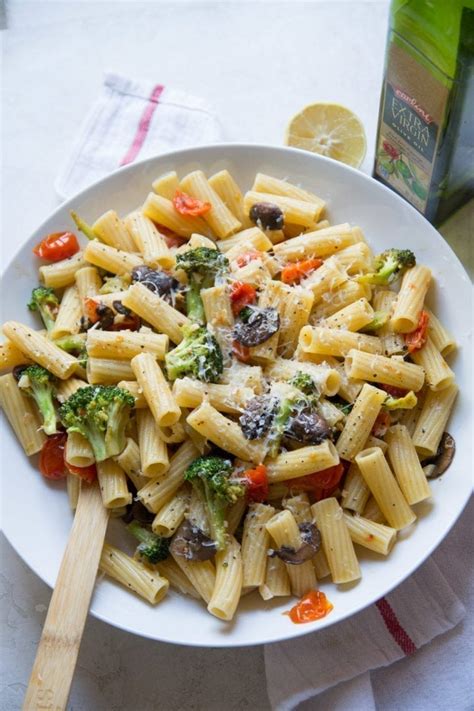 broccoli-mushroom-and-tomato-pasta-sarcastic-cooking image