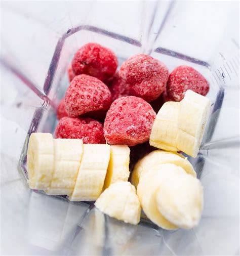 best-strawberry-banana-smoothie-3-ingredients-live image