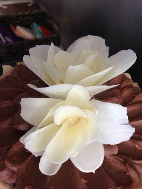 how-to-make-a-chocolate-flower-howtocookthat image