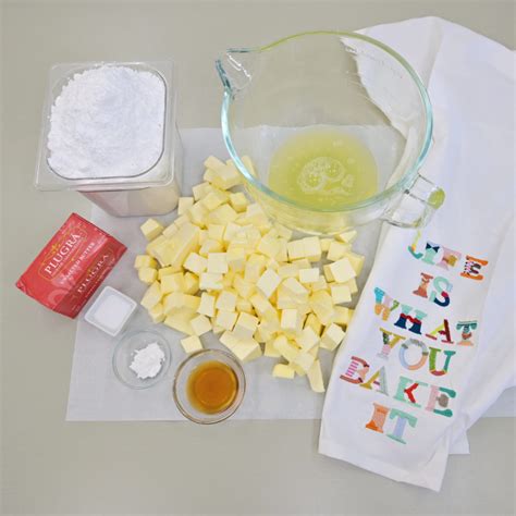 faux-swiss-meringue-buttercream-recipe-minette image