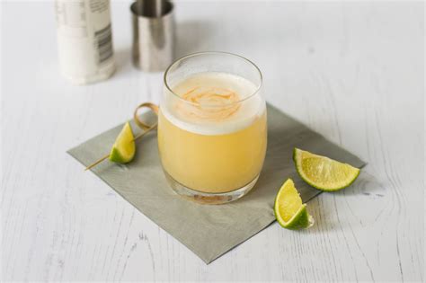 easy-classic-peruvian-pisco-sour-cocktail image