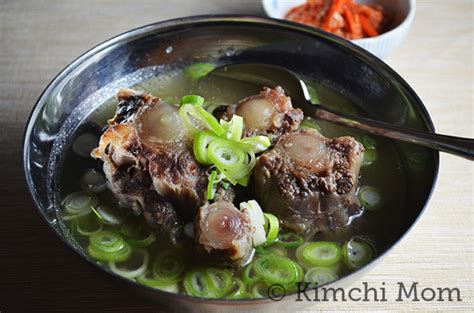 korean-oxtail-soup-kkori-gomtang-kimchi-mom image
