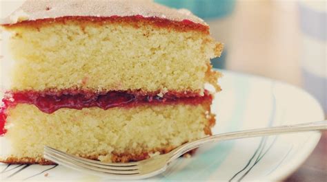 victoria-sponge-sandwich-cake-with-jam image