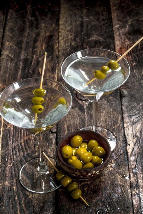 how-to-make-a-martini-best-classic-martini-recipe-the image