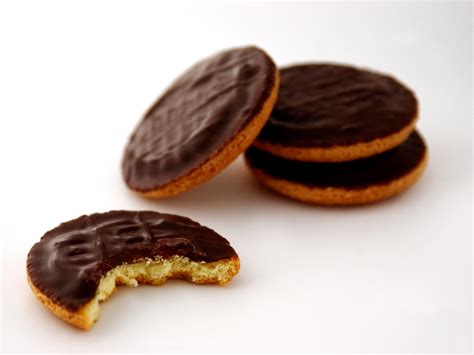 the-best-way-to-eat-a-jaffa-cake-according-to-mcvities image