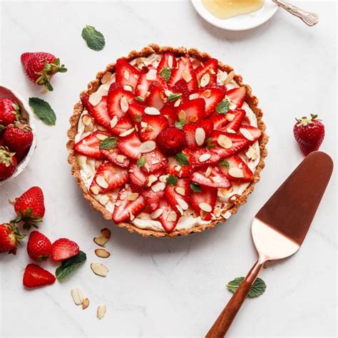 no-bake-strawberry-mascarpone-tart-a image