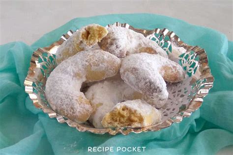 greek-cookies-with-powdered-sugar-kourabiedes image