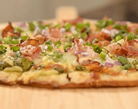 pistachio-cream-sauce-pizza-rustic-crust image