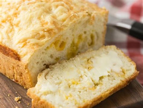 cheesy-beer-bread-honest-cooking image