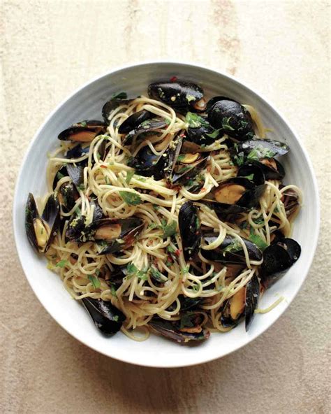 spaghetti-with-mussels-lemon-and-shallots-close image