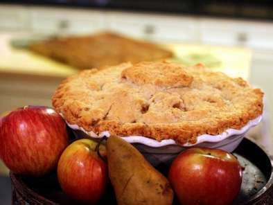 spiced-apple-and-pear-pie-recipe-petitchef image