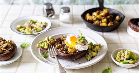 breakfast-mushrooms-with-mince-hash-and-poached image