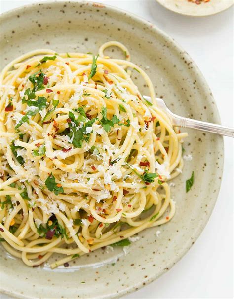 spaghetti-with-garlic-and-olive-oil-the-clever image