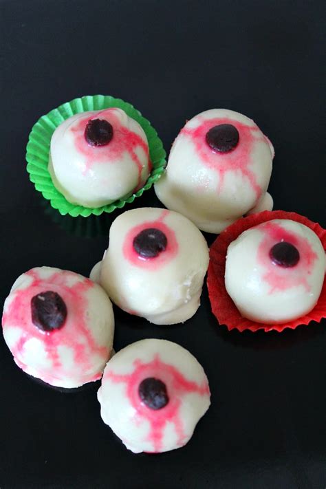 creepy-halloween-bloodshot-cake-eyeballs-easy image