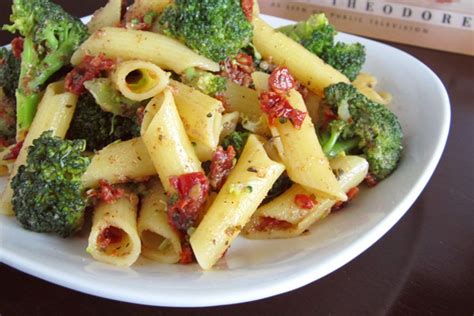 15-minute-sun-dried-tomato-broccoli-pasta image