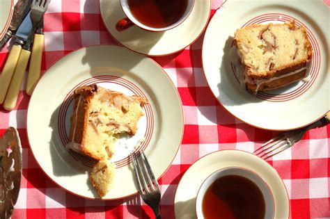 recipe-easy-jewish-apple-cake-with-vanilla-glaze image