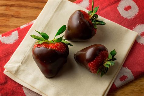 chocolate-dipped-strawberries-kitchen-kush image
