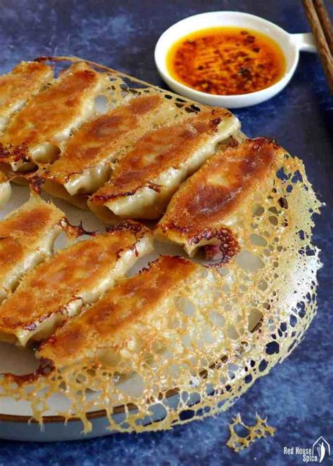 chicken-potstickers-with-a-crispy-skirt-鸡肉锅 image