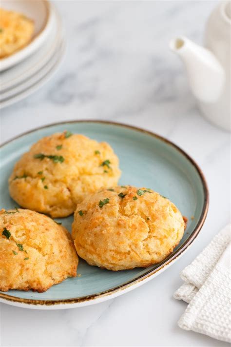 homemade-red-lobster-cheddar-biscuits image