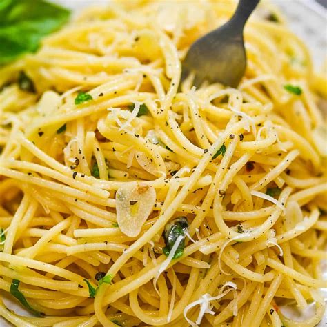 spaghetti-with-olive-oil-and-garlic-cooktoria image